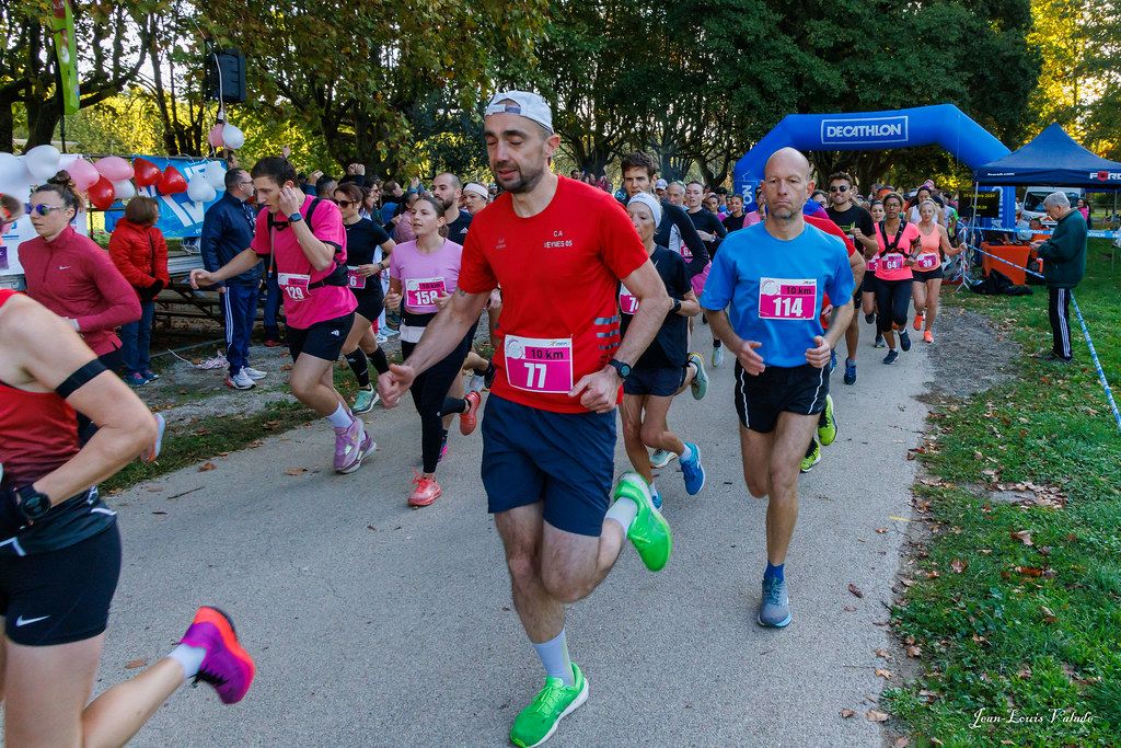 Le peloton lancé dans l'allée du parc Max Trouche