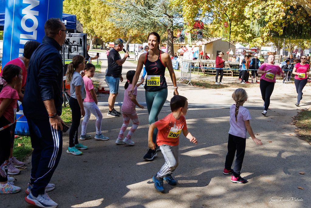 Les enfants sur leur course, encouragés par le public
