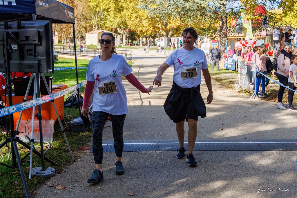 Un duo du relais famille, main dans la main