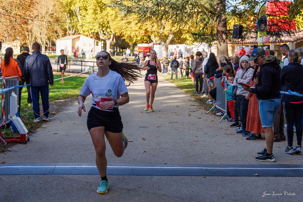 Une coureuse en plein effort sous les platanes
