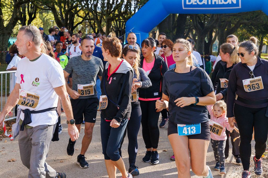 Coureurs et familles au fil du parcours