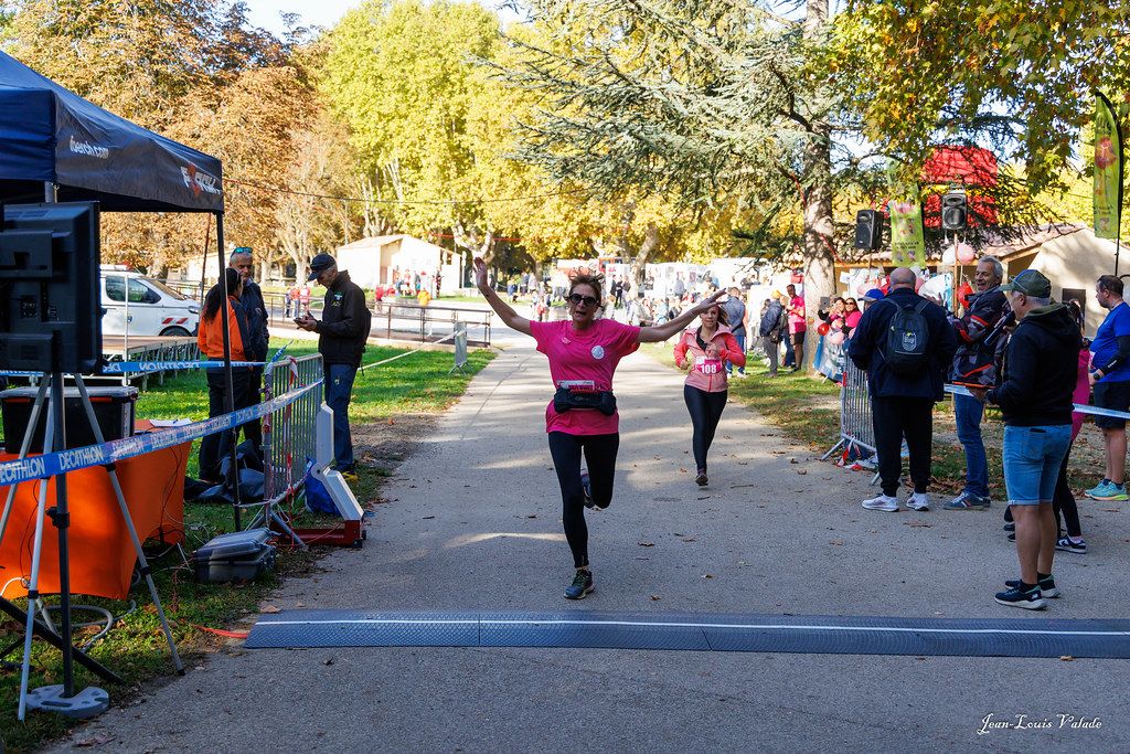 L'arrivée, bras levés, sous les encouragements