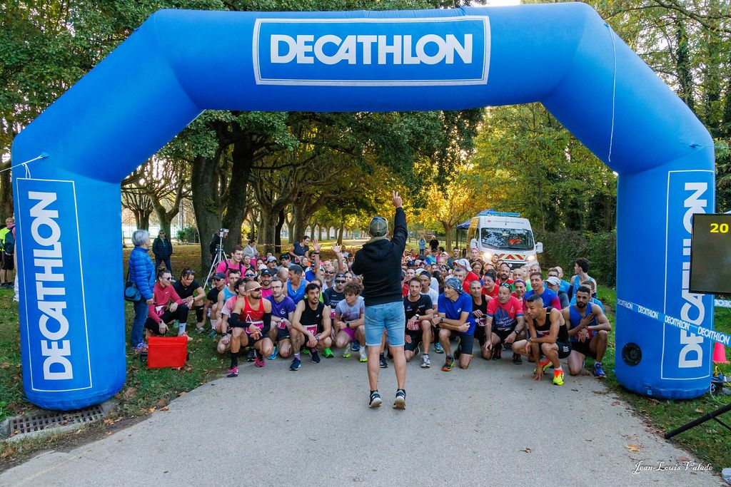 Le grand départ groupé sous l'arche Decathlon